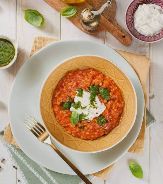 Orzotto de tomate con burrata y salsa de albahaca