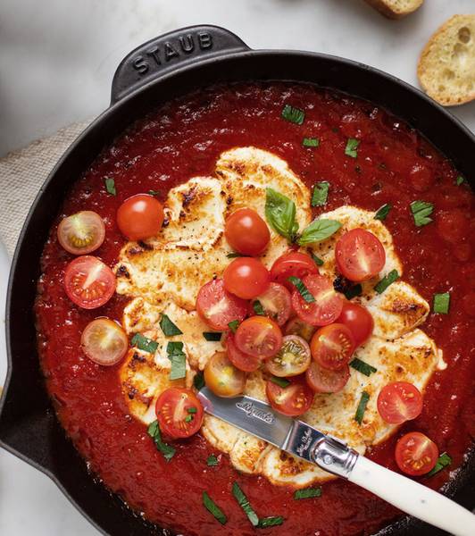 Queso de cabra al horno en salsa marinera