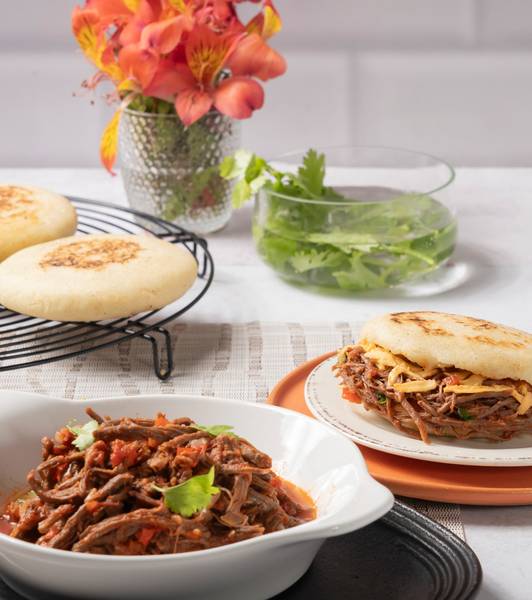 Arepas con carne mechada