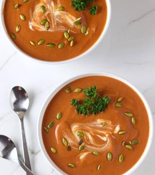 Sopa cremosa de calabaza y tomate