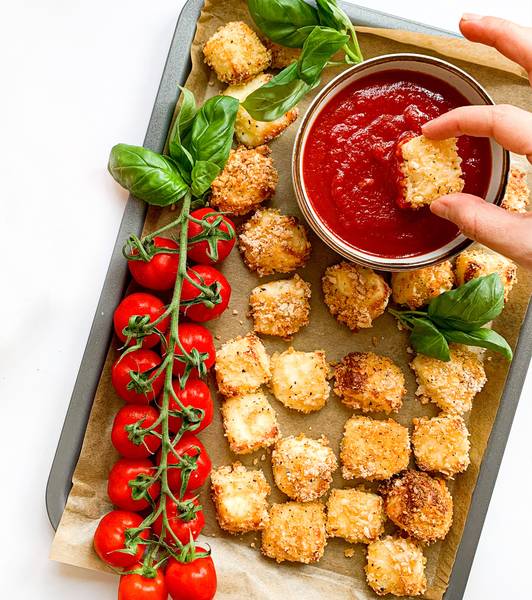 Trozos de queso crujiente con salsa de tomate, chili y gengibre