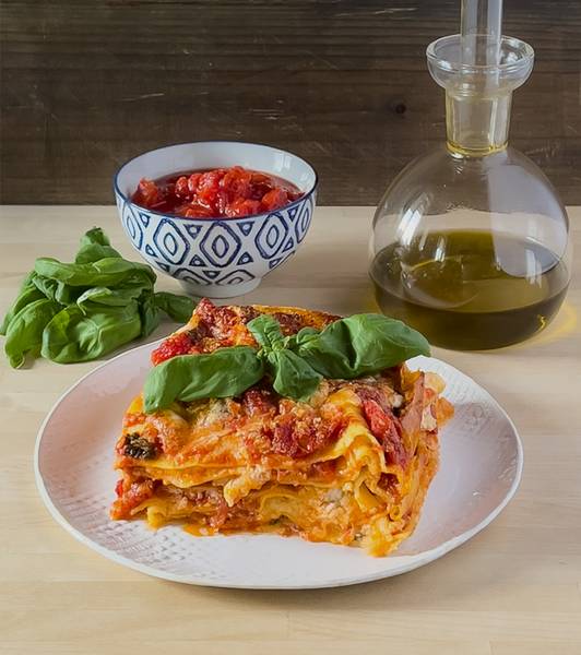 Lasaña veraniega con tomate y albahaca
