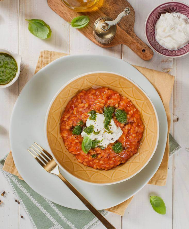 Orzotto de tomate con burrata y salsa de albahaca