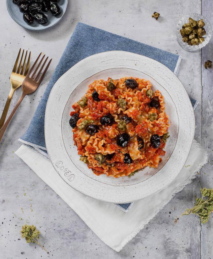 Reginette con ragú de atún fresco, tomate, aceitunas negras y alcaparras fritas