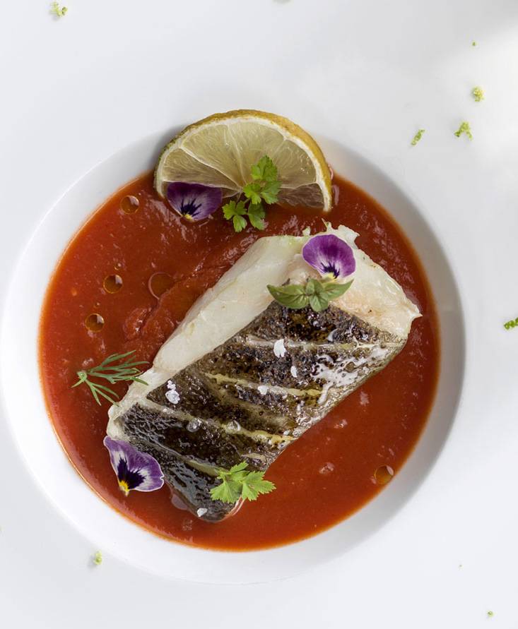 BACALAO CON PIEL CRUJIENTE SOBRE LECHO DE TOMATE