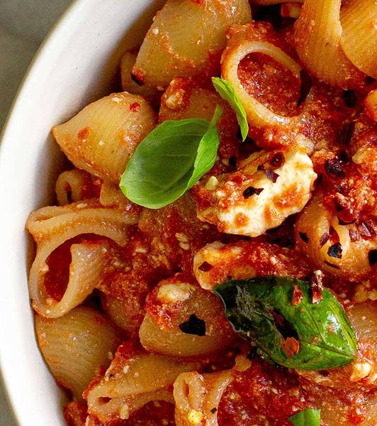 Pasta con tomate y queso feta al horno