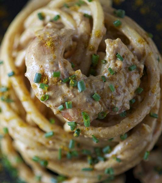 Bucatini in pink sauce and curried brown shrimps