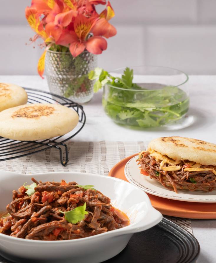 Arepas con carne mechada