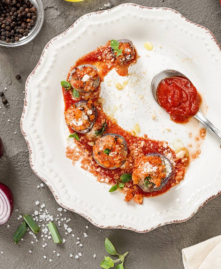 Cebollas rellenas con crumble de tomate