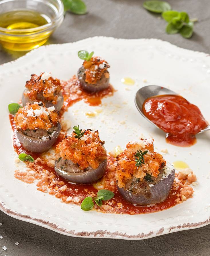 Cebollas rellenas con crumble de tomate