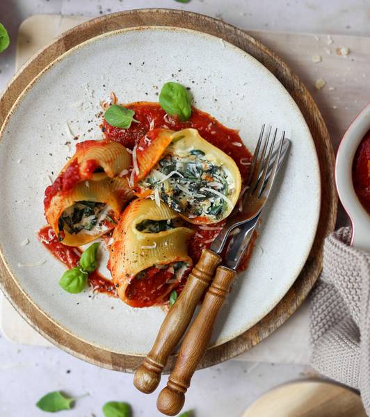 Stuffed shell pasta with spinach and cream cheese