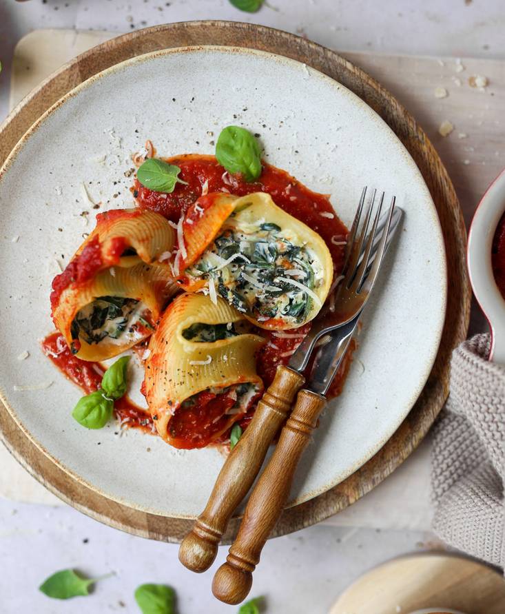 Stuffed shell pasta with spinach and cream cheese