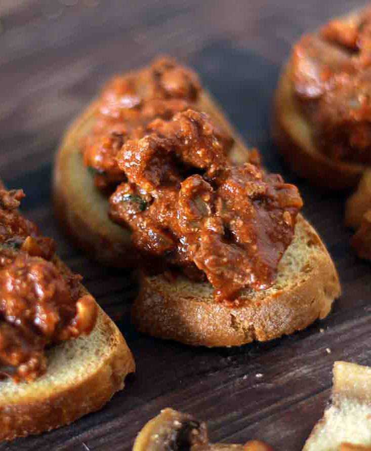 Toast with chicken livers and fried champignons