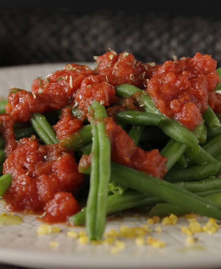 Spicy green beans with tomato and oregano
