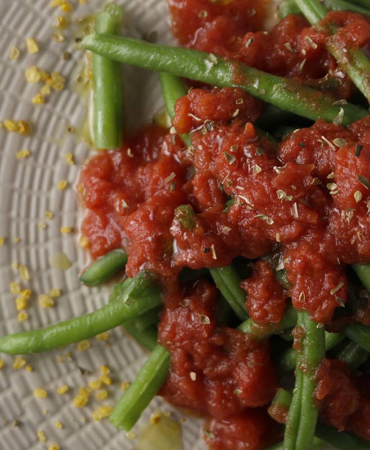 Spicy green beans with tomato and oregano