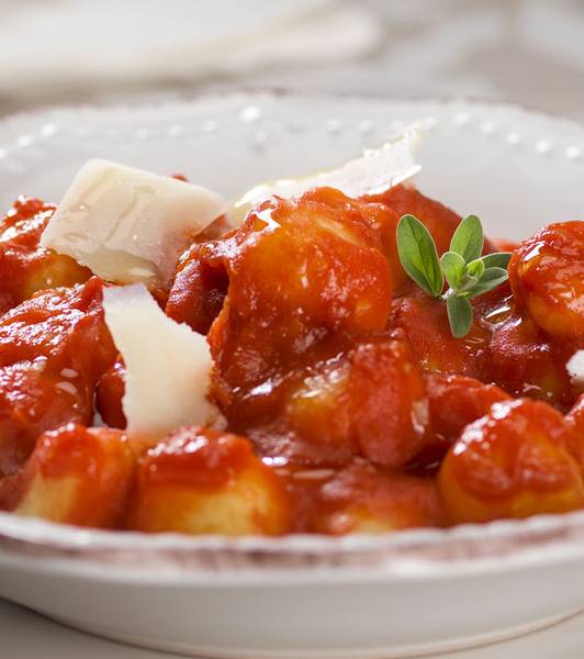ÑOQUIS CON TOMATE Y ESCAMAS DE PARMESANO REGGIANO