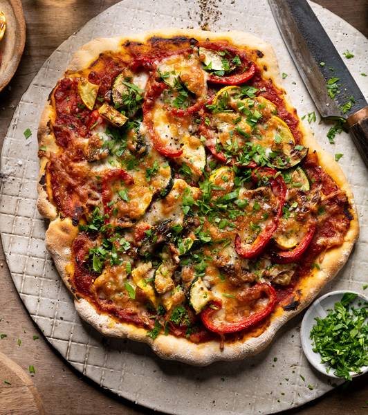 Pizza a la parrilla con salsa de tomate y verduras a la parrilla