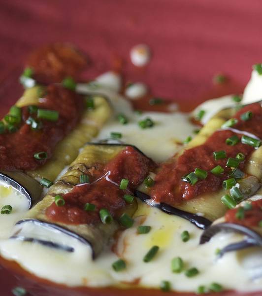 Rollitos de berenjena gratinados con tomate