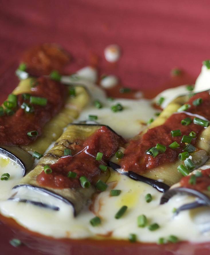 Rollitos de berenjena gratinados con tomate