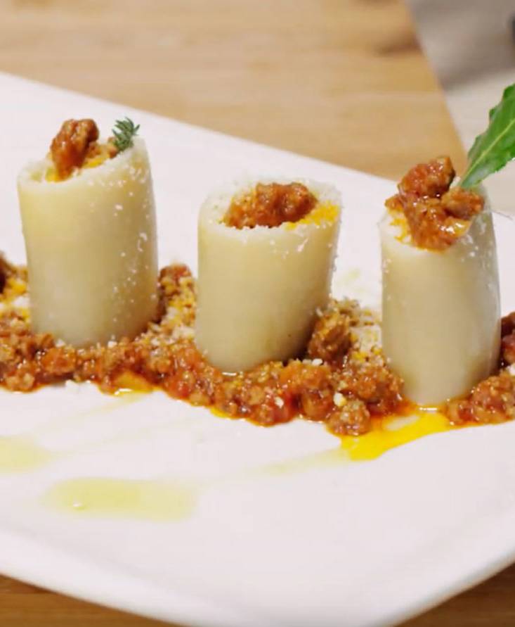 Paccheri de pie a la boloñesa