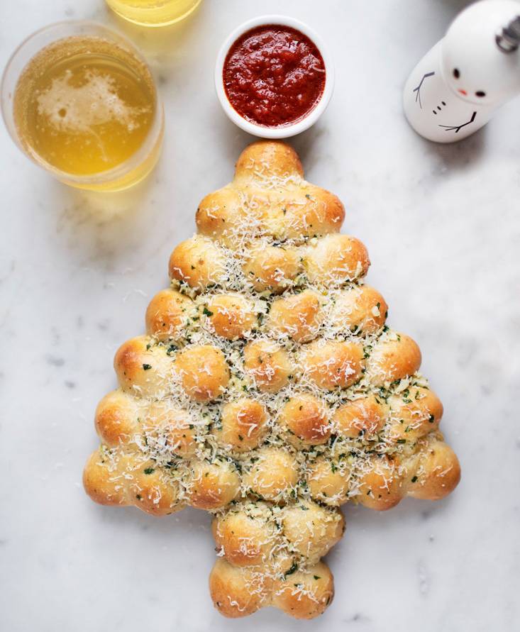 Pull-Apart Cheesy Garlic Christmas Tree