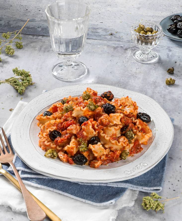 Reginette con ragú de atún fresco, tomate, aceitunas negras y alcaparras fritas