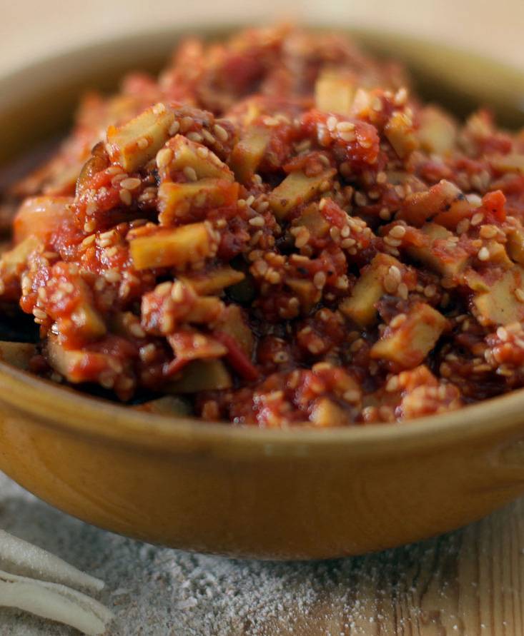 Seitan and sesame seeds Ragu