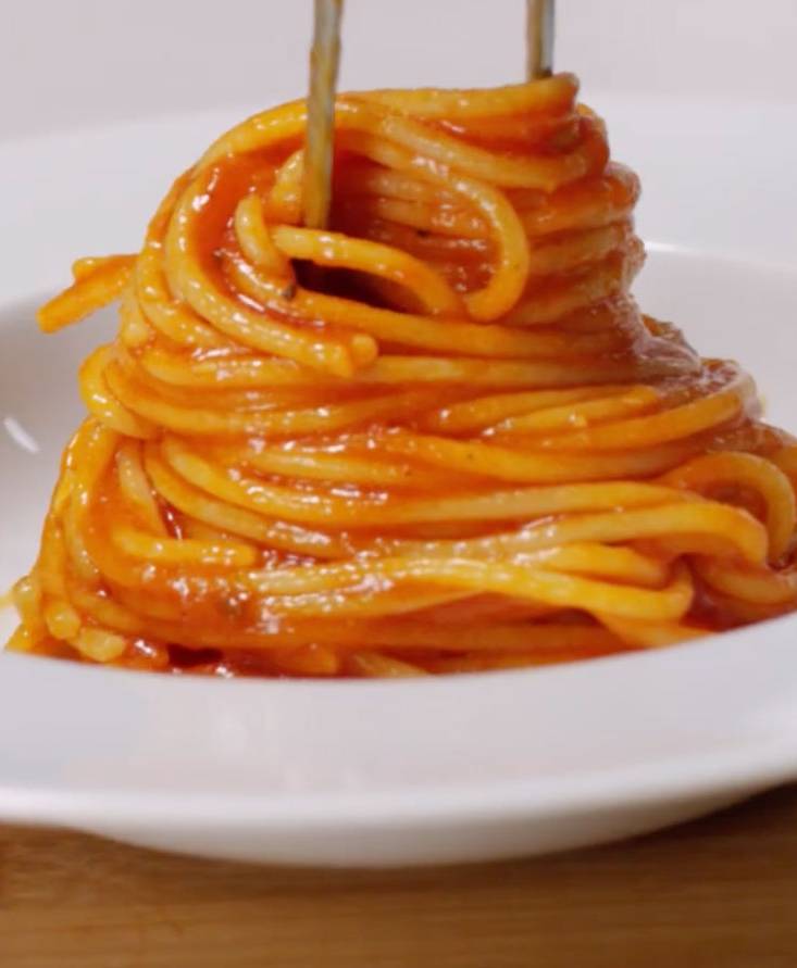 Spaghetti with garlic sauce