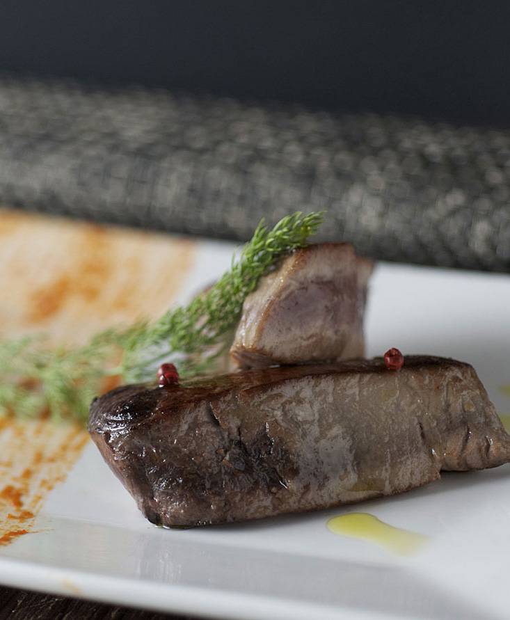 Fresh tuna steaks with tomato, balsamic vinegar, pink pepper and wild fennel